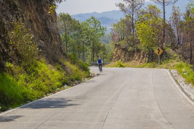 Yol manzarası, dağ bisikletleriyle kıyılarda ağaçlarla çevrili.