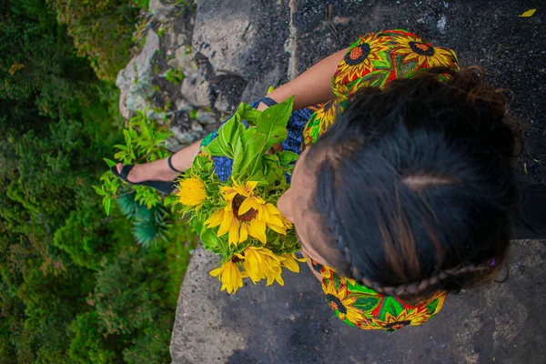 Mooie Vrouw Met Gele Bloemen Hand Rots — Stockfoto