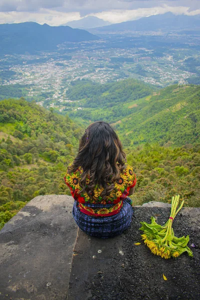 美丽的女人坐在岩石上 山谷里 背景是热带雨林 云彩缭绕 — 图库照片