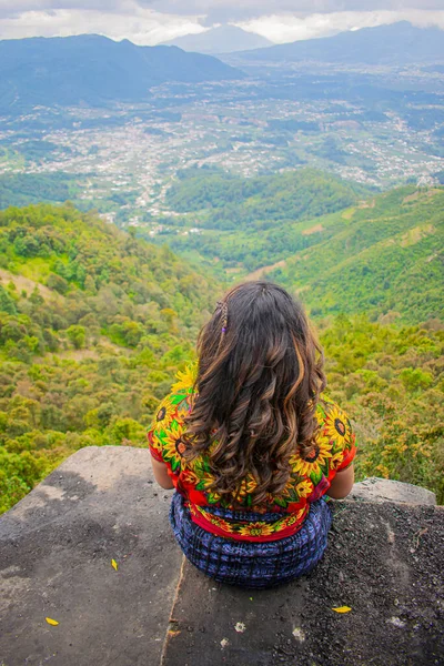 女人坐在岩石上 美丽的山谷绿树成荫 — 图库照片