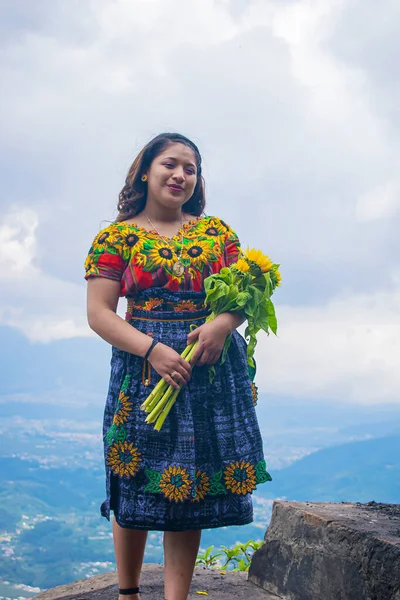 Mujer Con Flores Mano Con Traje Típico Sonriendo Con Nubes —  Fotos de Stock