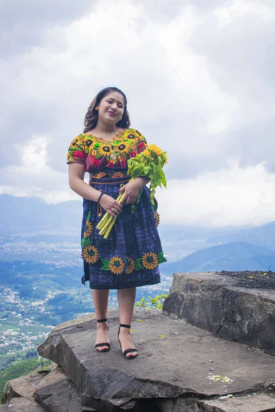 Femme Costume Maya Typique Avec Des Fleurs Main Avec Des — Photo