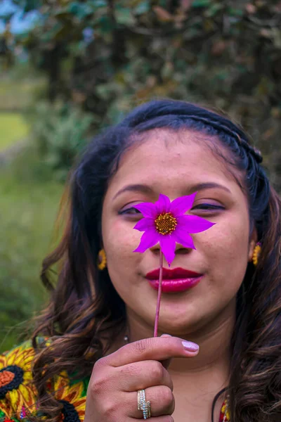 マヤ先住民の女性の顔を持つ美しいピンクの花 — ストック写真