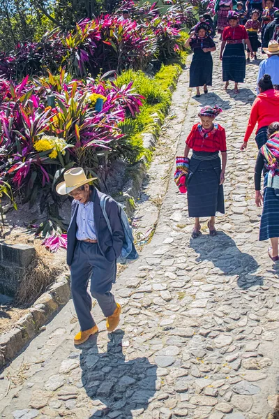 Homme Marche Femme Derrière Avec Des Vêtements Typiques Sur Chemin — Photo