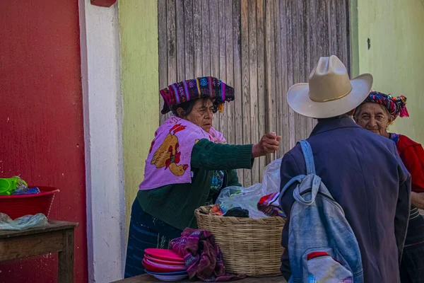 マヤの先住民の女性は通りに白い帽子の男とアトルを販売 — ストック写真