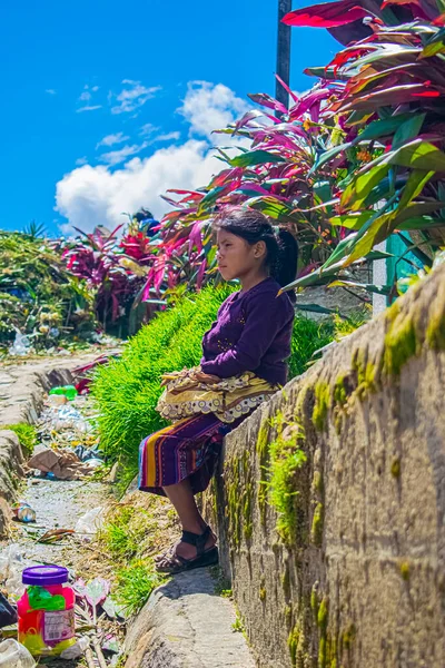 Fille Assise Vendant Des Bonbons Milieu Route Avec Des Fleurs — Photo