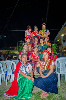 Maya halkının tipik kostümleriyle oturan güzel kadınlar.