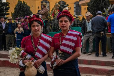 Çavul elinde çiçeklerle duran kadınlara yakışır.