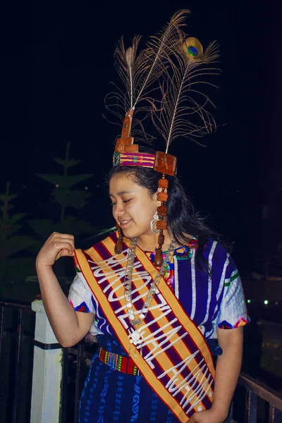 Belle Femme Costume Zunil Avec Des Plumes Dans Couronne Naturelle — Photo