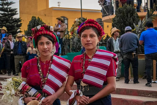 Dos Hermosas Mujeres Sentadas Traje Rojo Cajola — Foto de Stock