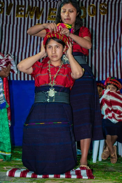 Mulher Cajola Terno Com Outras Mulheres Segundo Plano Palco — Fotografia de Stock