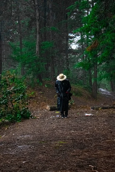 Jovem Floresta Com Chapéu Branco Roupas Pretas — Fotografia de Stock