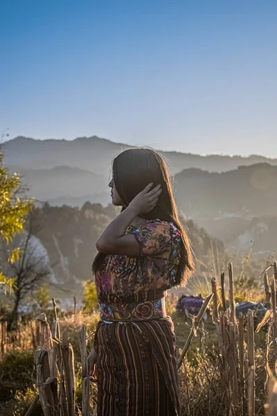 美丽的女人 手牵着头 背景是高山 — 图库照片