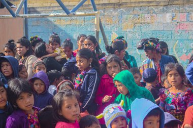 Yerli kadınlar, arka plan duvarlı güneşin altında güzel bir yerde duruyorlar.