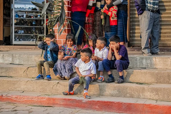 Children Sitting Bleachers Watching Dance Pacaya Leaves — Stock Photo, Image