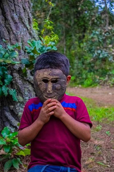 Niño Con Máscara Vieja Cara Con Hojas Verdes — Foto de Stock