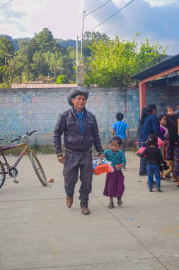 Kızları olan bir adam sokakta yürürken ona oyuncak alıyor.