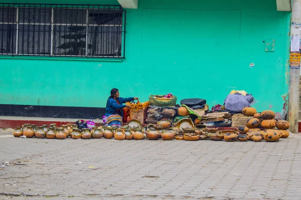 Люди Сидят Продавая Глиняные Горшки — стоковое фото