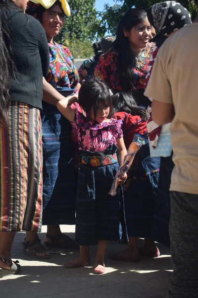 玛雅人女孩 衣服典雅 手里拿着玩具 — 图库照片