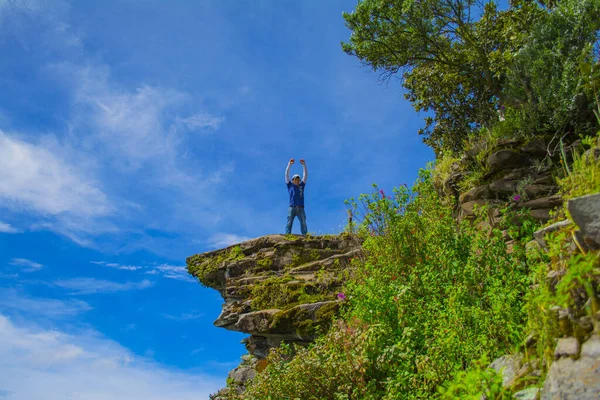 Junger Mann Steht Auf Einem Felsen Mit Schönem Blauen Himmel — Stockfoto