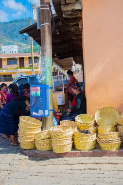 Kadın pazarında bir salgının ortasında bambu sepeti