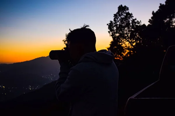 Silhouet Van Mensen Die Foto Maken Met Camera Zonsondergang Achtergrond — Stockfoto
