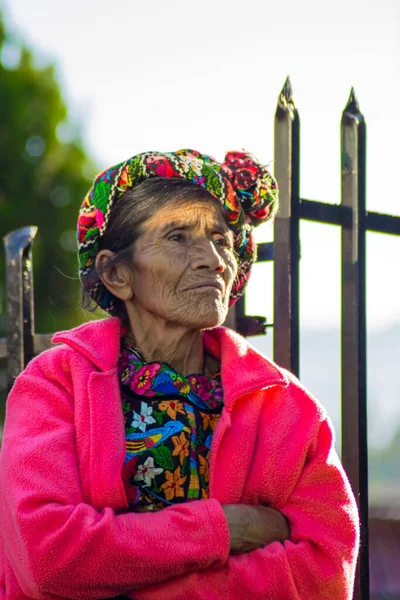 Mujer Anciana Indígena Maya Con Diadema Sentada Fotos de stock libres de derechos