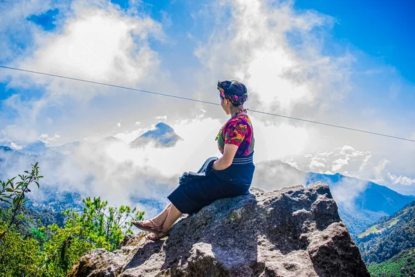 Frau Sitzt Auf Einem Felsen Und Blickt Die Wolken Mit — Stockfoto