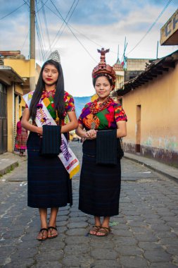 Chiquirichapa hamile elbisesi giymiş güzel bir kadın tacıyla caddenin ortasında dikiliyor.