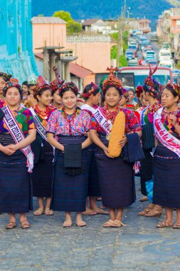 Maya yerlisi kadınlar, Chiquirichapa gebelik merasimi kostümü ve büyük mısır masorkası.
