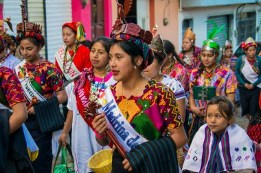 Tipik Maya kostümlü, tahta korenalı güzel bir kadın.