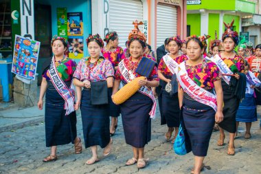 Tipik Maya törensel kostümlü güzel kadınlar sokakta yürüyor.