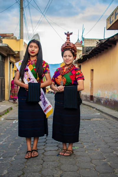 Chiquirichapa hamile elbisesi giymiş güzel bir kadın tacıyla caddenin ortasında dikiliyor.