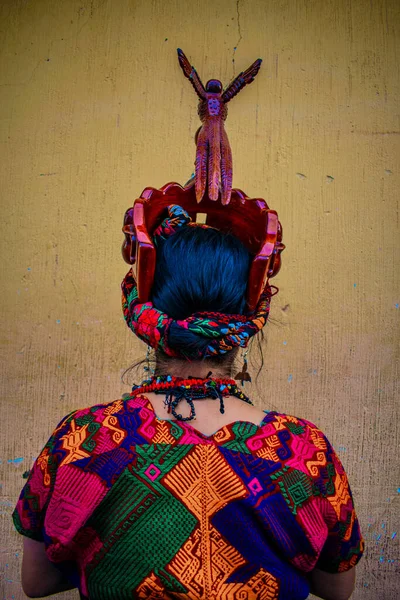典型的玛雅服装 土著妇女头上戴木冠 — 图库照片