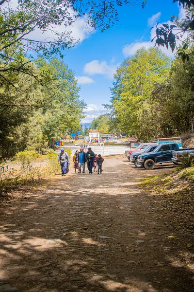 Vackert Landskap Med Människor Som Går Väg Med Bil Bakgrunden — Stockfoto