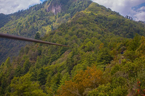 带金属绳索和岩石山的森林景观 — 图库照片