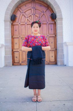 Maya ayininde elinde köpek olan bir kadın.