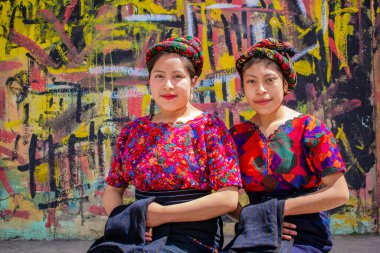 Kadınlar tipik kostümleriyle mutlu bir şekilde gülümsüyor mavi kavramsal chiquirichapa köpeğiyle