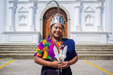 Güzel bir kadın, kafasında güzel bir taç, arkasında da kapı var.