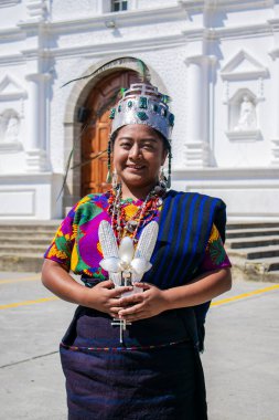 Bronz çiçekli güzel bir kadın tipik Maya kavramı chiquiriicha