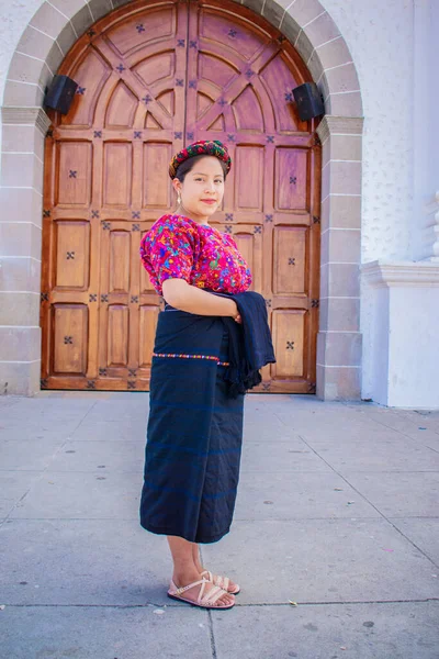 Mulher Bonita Chiquirichapa Terno Concepção Com Porta Fundo — Fotografia de Stock