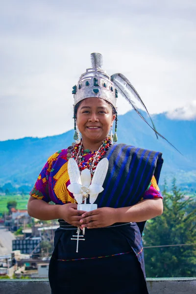 美丽的土著玛雅人妇女 头戴皇冠 头戴彩冠 — 图库照片