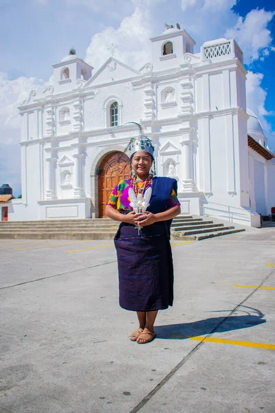Schöne Frau Ihrer Kleidung Vor Der Kirche Von Concepcion Chiquirichapa — Stockfoto