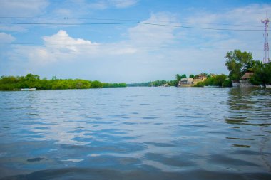 Nehir manzaralı, ağaçlı, evli.