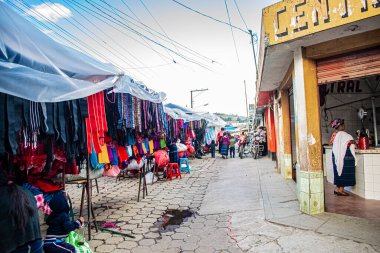 Tipik Maya kıyafetlerinin sokak satışı