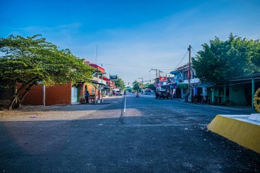 Gündoğumu arabası ve açık mağazaları olan insanlar.