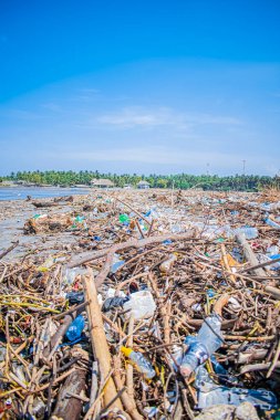 Mavi gökyüzü ile çöp ve ahşap molozlar