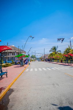 Güzel mavi gökyüzü olan kıyılarda satıcılarla dolu bir yol.