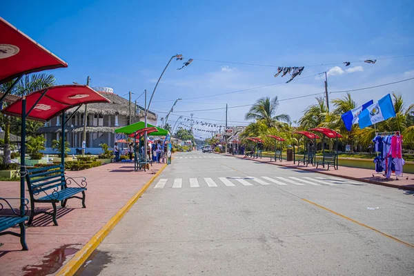 Camino Con Cielo Azul Palmeras Con Tiendas Las Orillas — Foto de Stock