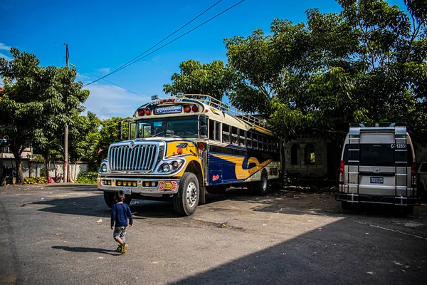 Furgoneta Amarilla Estacionada Con Árboles Detrás —  Fotos de Stock